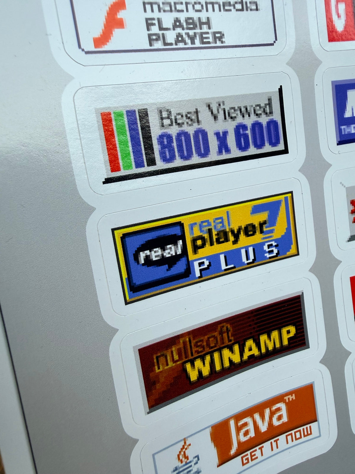 Close-up of 88x31 button stickers: Macromedia Flash Player, Best Viewed 800 x 600, RealPlayer 7 Plus, Nullsoft Winamp and Java